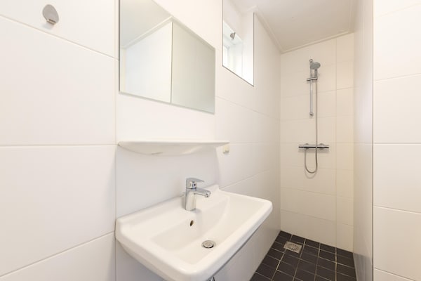 Foto van Verblijf aan het water met privé-aanlegsteiger - Vakantiehuis in Eernewoud - BathRoom