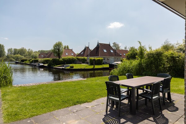 Foto van Verblijf aan het water met privé-aanlegsteiger - Vakantiehuis in Eernewoud - TerraceBalcony