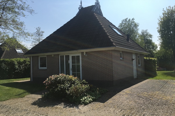 Foto van Verblijf aan het water met privé-aanlegsteiger - Vakantiehuis in Eernewoud - ExteriorSummer