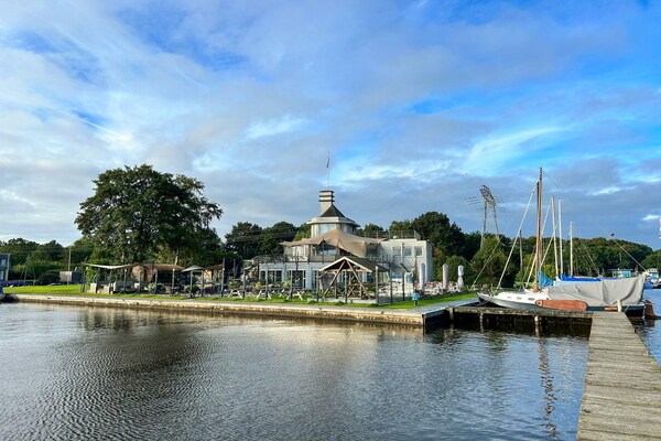 Foto van Villa aan het water nabij Groningen - Vakantiehuis in Midlaren - ParkFacilities