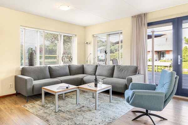 Foto van Villa aan het water nabij Groningen - Vakantiehuis in Midlaren - LivingRoom