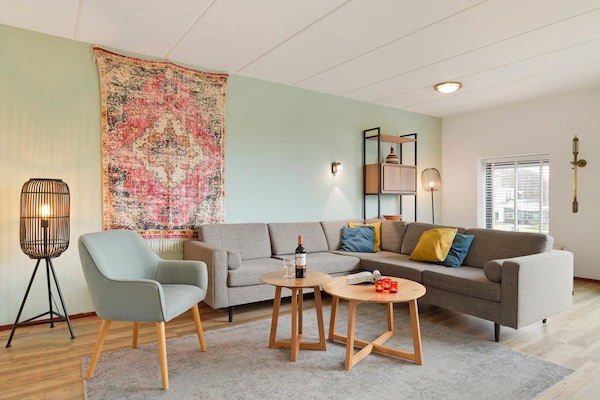 Foto van Woning aan het water in Drenthe - Vakantiehuis in Midlaren - LivingRoom