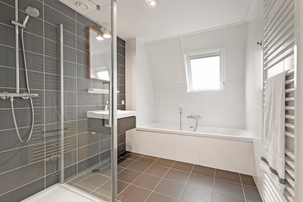 Foto van met zwembad en sauna - Vakantiehuis in Midlaren - BathRoom