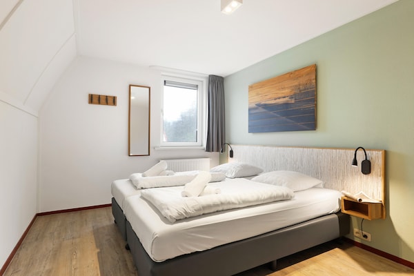 Foto van met zwembad en sauna - Vakantiehuis in Midlaren - BedRoom