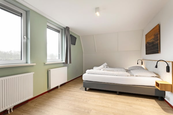 Foto van met zwembad en sauna - Vakantiehuis in Midlaren - BedRoom