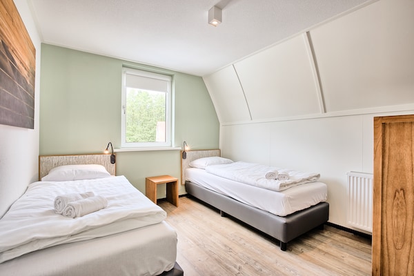 Foto van met zwembad en sauna - Vakantiehuis in Midlaren - BedRoom