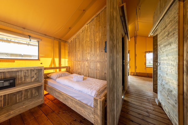 Foto van Charmante safaritent aan het meer - Vakantiehuis in Gasselternijveen - BedRoom