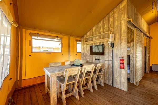 Foto van Charmante safaritent aan het meer - Vakantiehuis in Gasselternijveen - DiningRoom