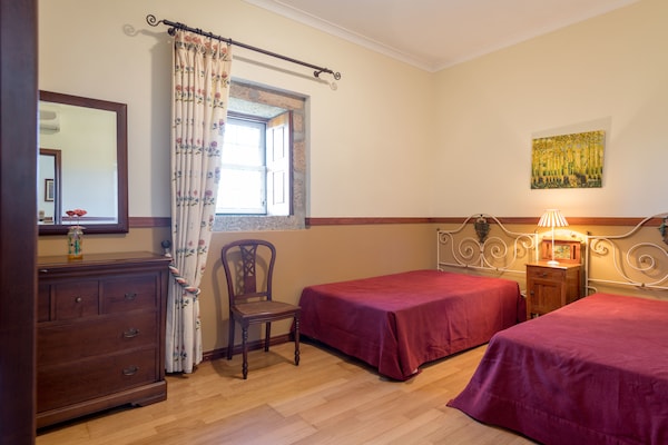 Foto van Geschakelde vakantiewoning op landgoed met zwembad en uitzicht op wijngaard - BedRoom