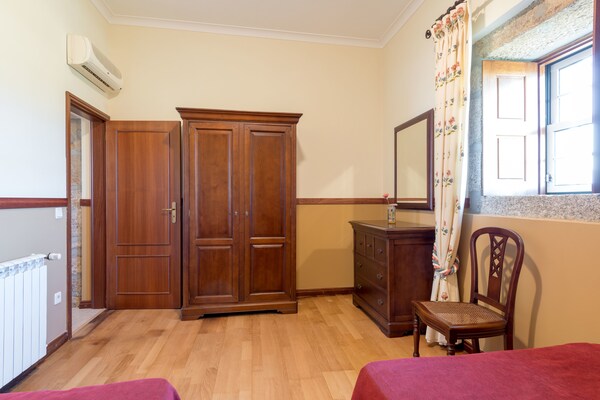 Foto van Geschakelde vakantiewoning op landgoed met zwembad en uitzicht op wijngaard - BedRoom