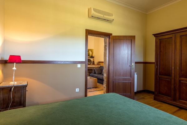 Foto van Geschakelde vakantiewoning op landgoed met zwembad en uitzicht op wijngaard - BedRoom
