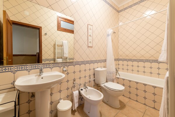 Foto van Geschakelde vakantiewoning op landgoed met zwembad en uitzicht op wijngaard - BathRoom